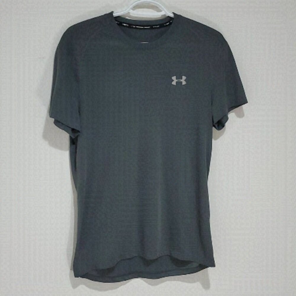 Under Armour medium grey short sleeve athletic streaker shirt